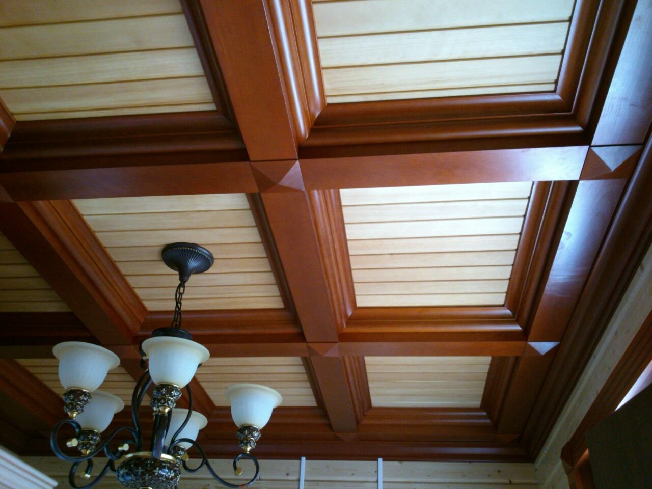 Кессонный потолок из дерева